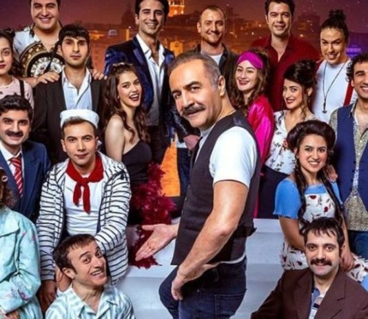 Genel Sanat Yönetmenliğini Yılmaz Erdoğan’ın, yapımcılığını Necati Akpınar’ın, yönetmenliğini ise Özge Toprak’ın üstlendiği “Çok Güzel Hareketler 2” yeni bölüm fragmanı yayında!